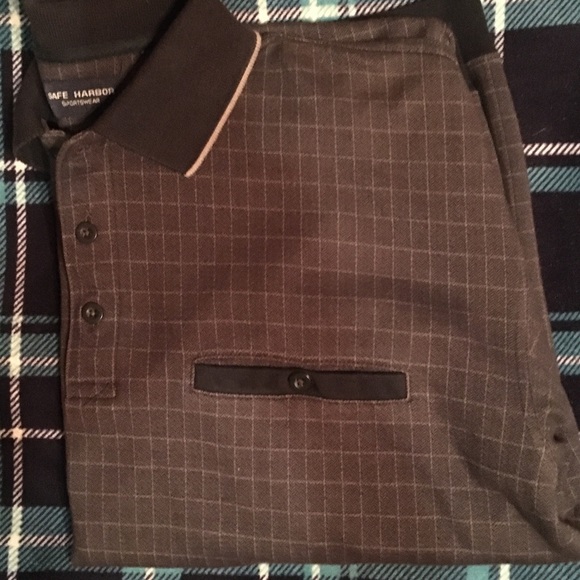 Mens short sleeve 3 button down with colar and a front button pocket. - Picture 3 of 8